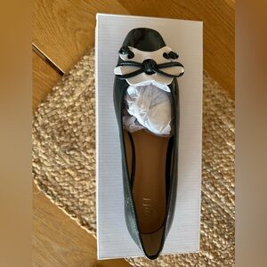 Brand new evergreen ballet flats